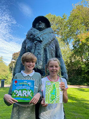 twee kinderen met het boekje speurtocht in wilhelminapark